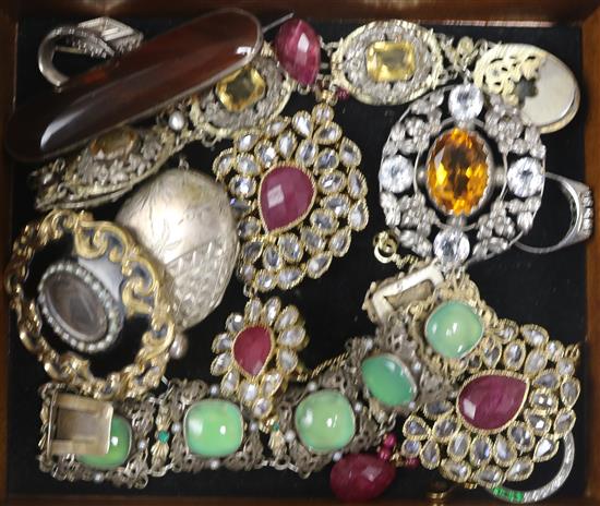 Mixed silver jewellery.